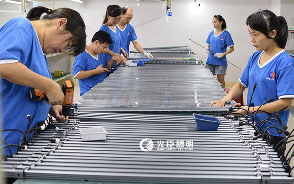 24W洗墻燈生產(chǎn)現(xiàn)場