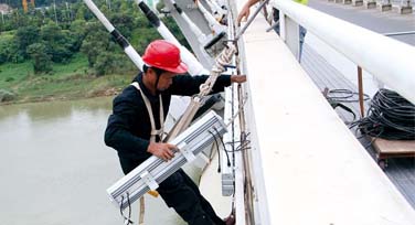 光臣喊你別動！你拆南寧大橋的LED洗墻燈干什么?