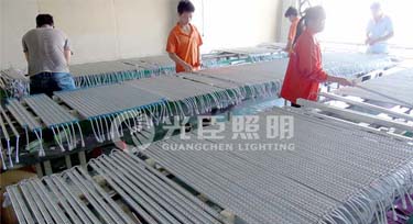 【生產(chǎn)播報(bào)】客戶爭相恐后的搶購光臣照明LED線條燈