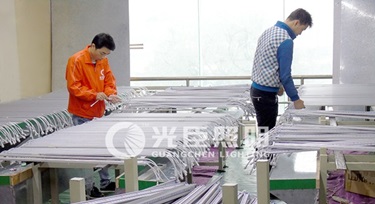 節(jié)前沖刺，光臣照明LED線條燈廠家加急生產(chǎn)中